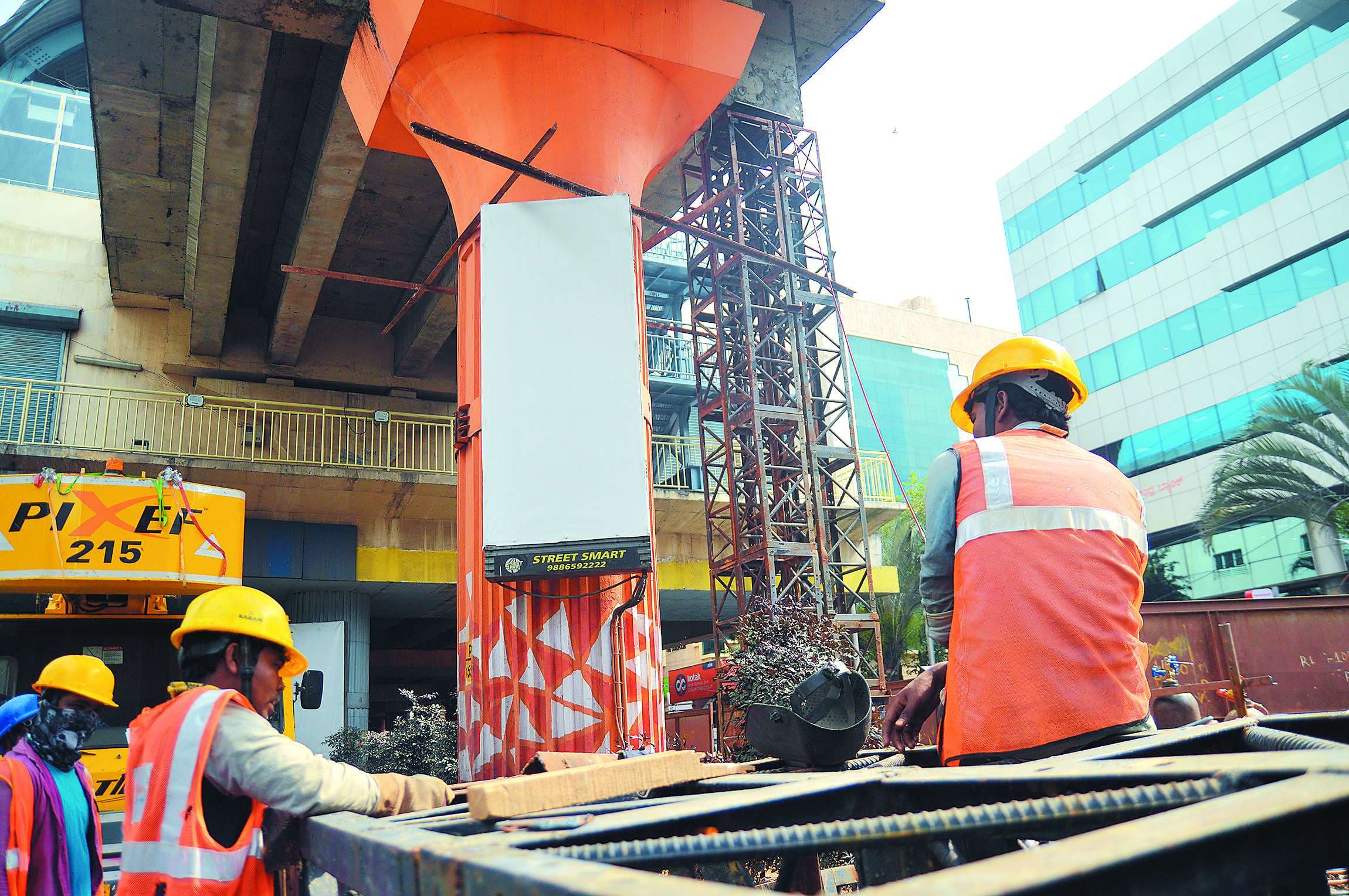 Crack in metro rail pillar