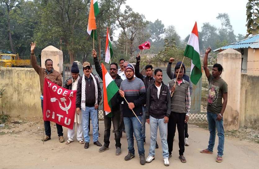 Photo Gallery : श्रमिक संगठनों का दो दिवसीय हड़ताल शुरू, कोयला उत्पादन प्रभावित