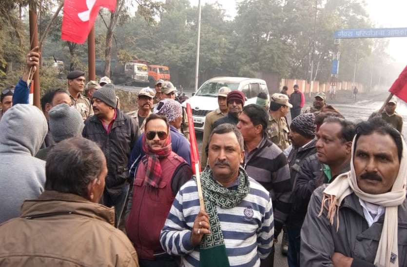 Photo Gallery : श्रमिक संगठनों का दो दिवसीय हड़ताल शुरू, कोयला उत्पादन प्रभावित