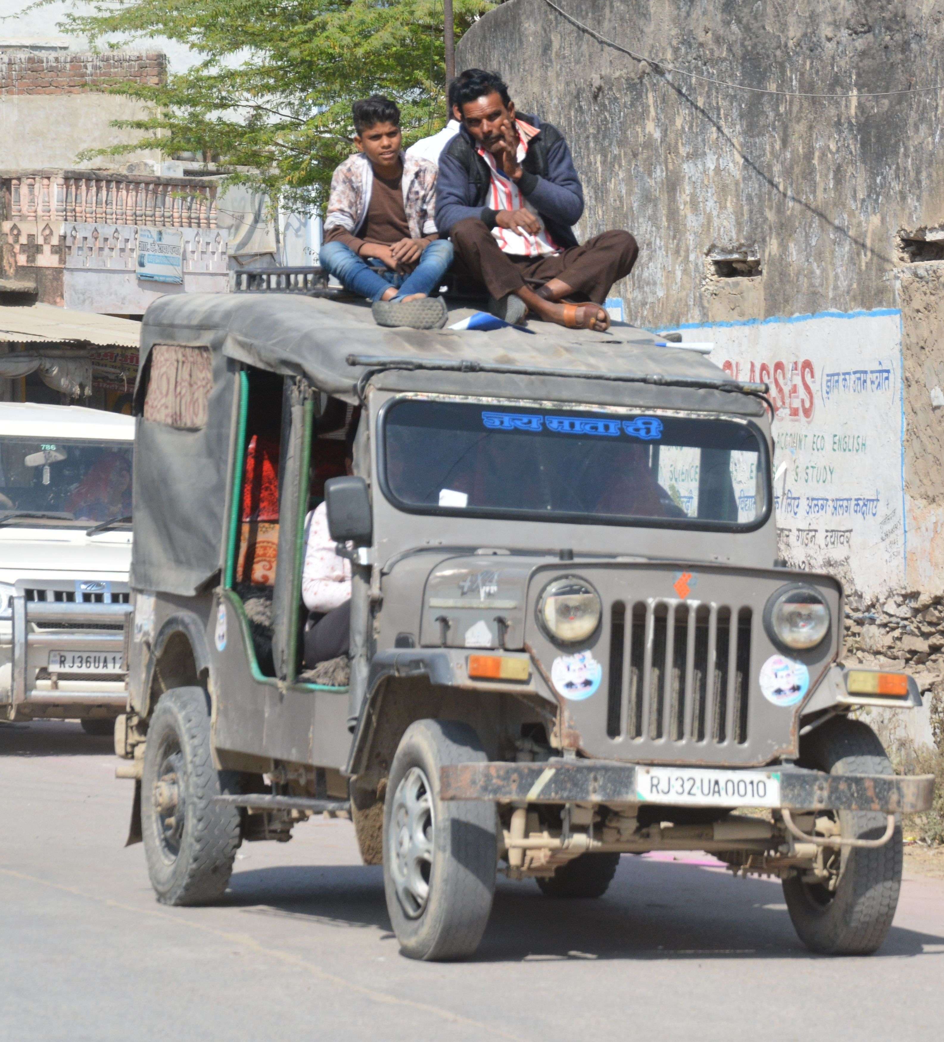 ट्रैफिक वीक में नियमों की यूँ धज्जियां उड़ी