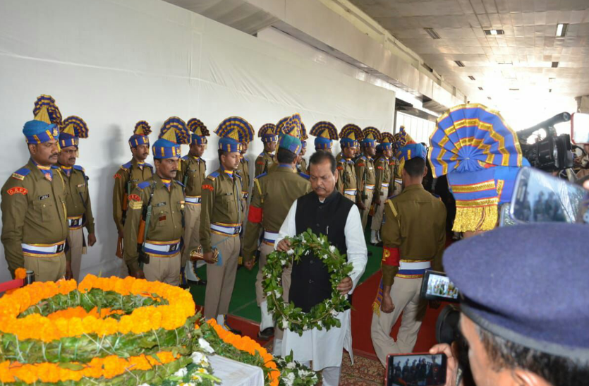 श्रद्धांजलि देकर शहीद को किया नमन 