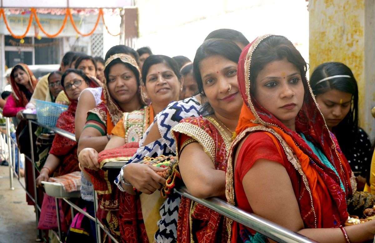 महात्मा गांधी मार्ग शीतला माता मंदिर में सोमवार की सुबह महिलाओं की लंबी कतार लगी रही