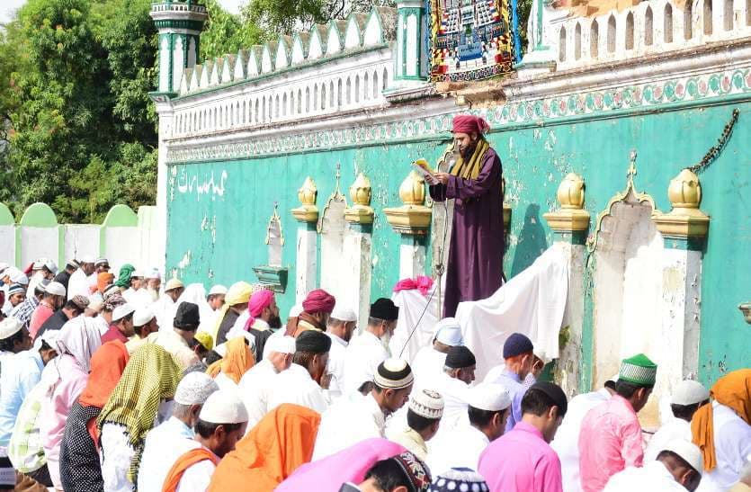 Photo Gallery : धूमधाम से मनाया जा रहा ईदगाह का पर्व, मुस्लिम समुदाय के लोगों ने पढ़ी ईद की पहली नमाज