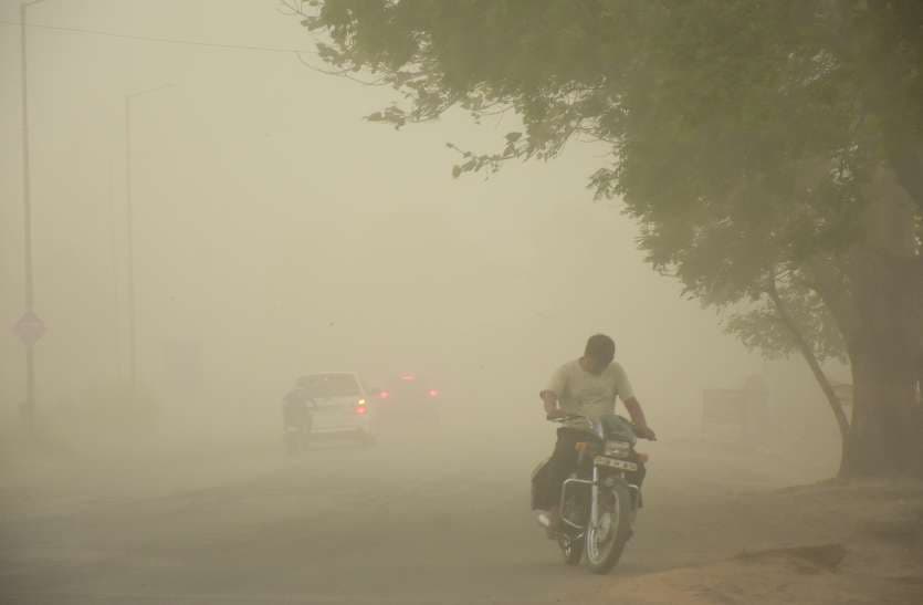 फोटो में देखिए, शुक्रवार को शाम पांच बजते ही मौसम ने कैसे मचाई तबाही