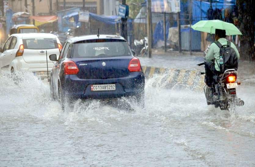 जमकर बारिश हुई। मानसून की यह बारिश गर्मी से तो लोगों को राहत दी, लेकिन कहीं-कहीं आफत बनी। शहर के कई निचले मोहल्लों में पानी भर गया।