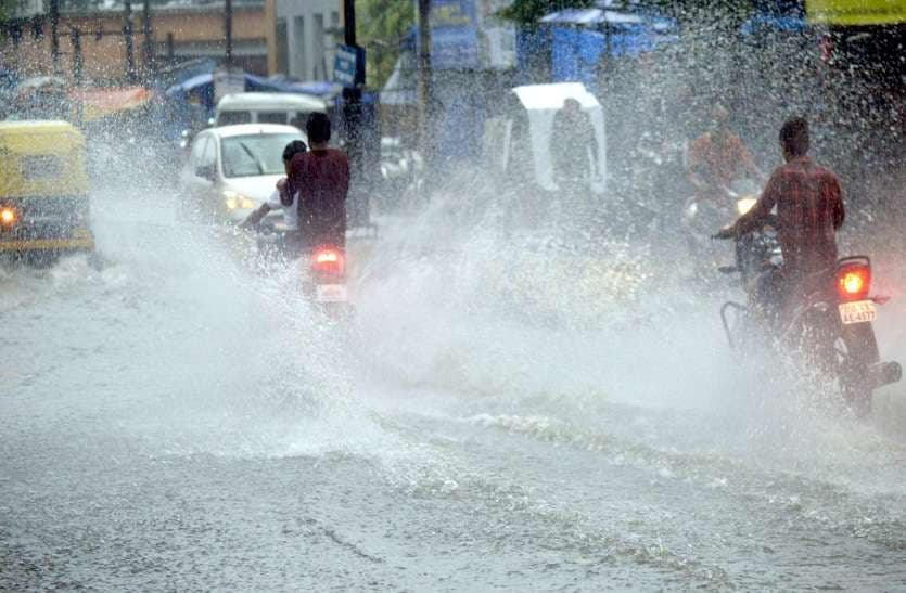 जमकर बारिश हुई। मानसून की यह बारिश गर्मी से तो लोगों को राहत दी, लेकिन कहीं-कहीं आफत बनी। शहर के कई निचले मोहल्लों में पानी भर गया।