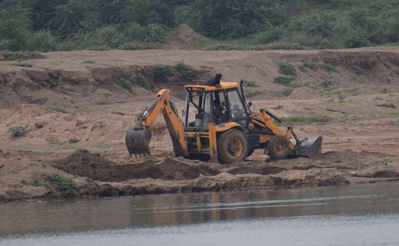 Where there is a Crocodile, illegal gravel mining .. see in pictures