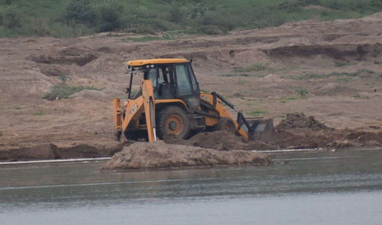 Where there is a Crocodile, illegal gravel mining .. see in pictures