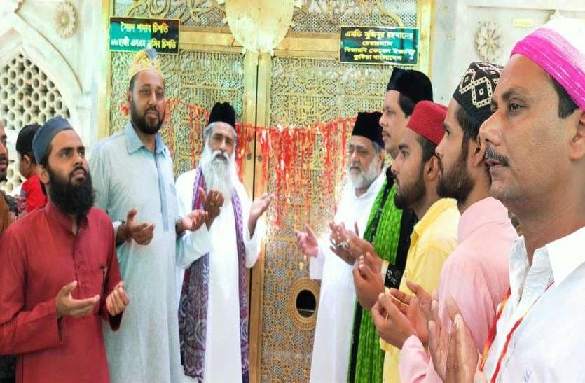 Section 370: Prayer for peace in Jammu and Kashmir in dargah