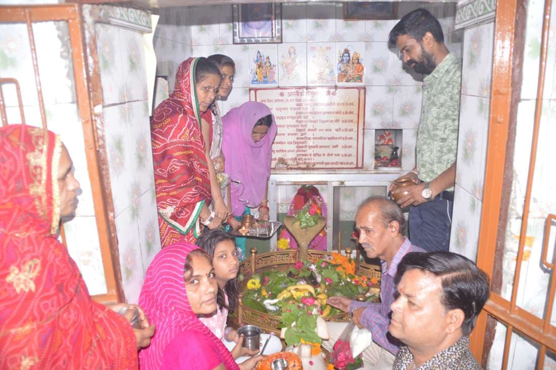 Crowd crowded in pagoda to worship Bhole