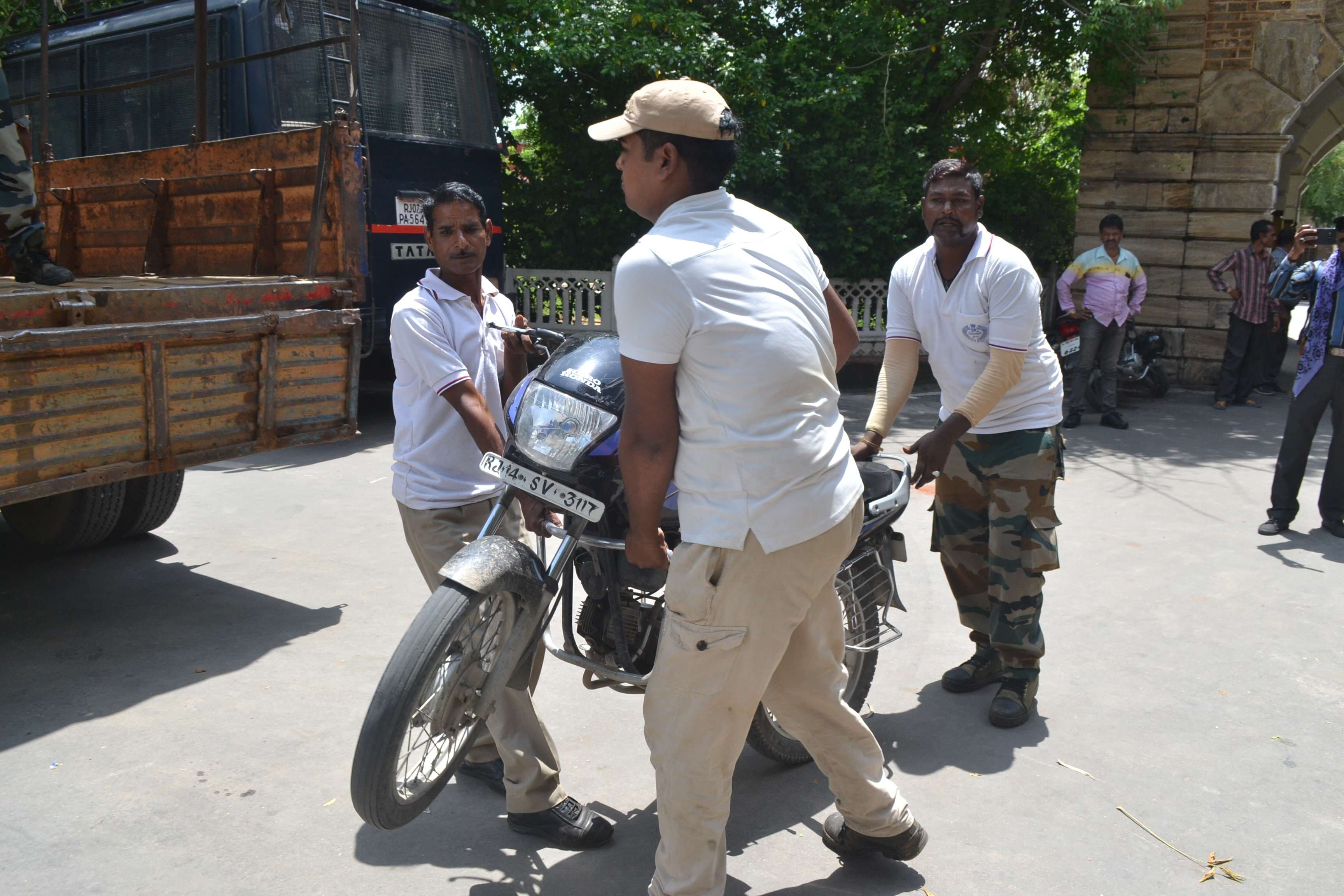 action of traffic police in Collectorate