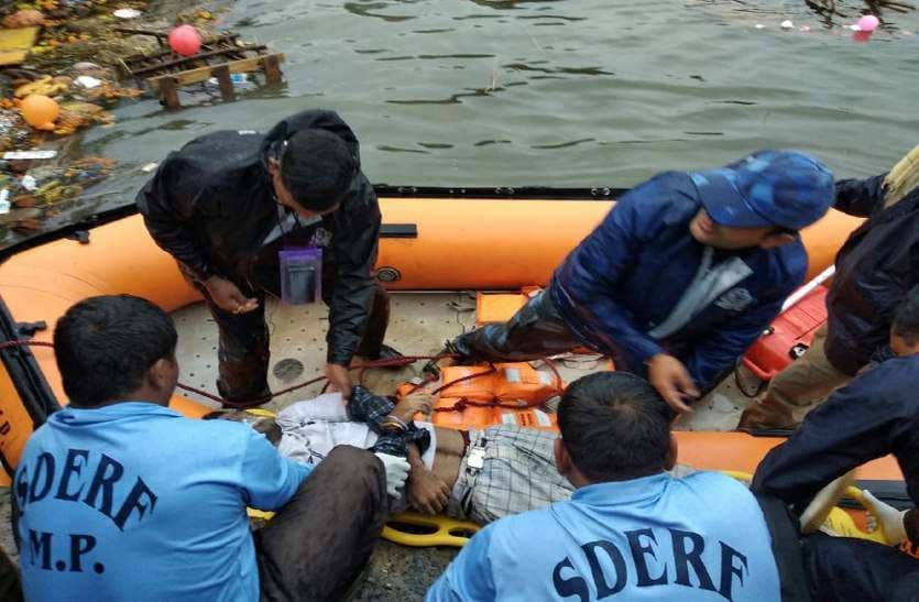 images gallery : MP Bhopal boat capsizes 12 killed in accident