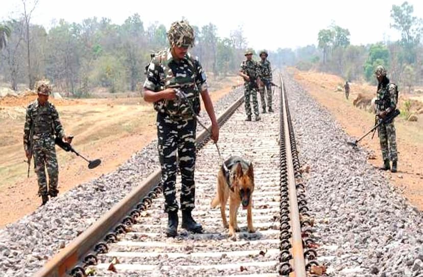 रावघाट रेलवे लाइन की सुरक्षा कर रहे SSB जवानों पर नक्सलियों ने किया हमला, दो की मौत, टैंकर को IED से उड़ाया