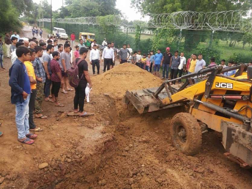 ग्वालियर मुरार स्थित हुरावली ग्राम की सडक को लेकर लोग उतरे सडको पर किया चक्काजाम