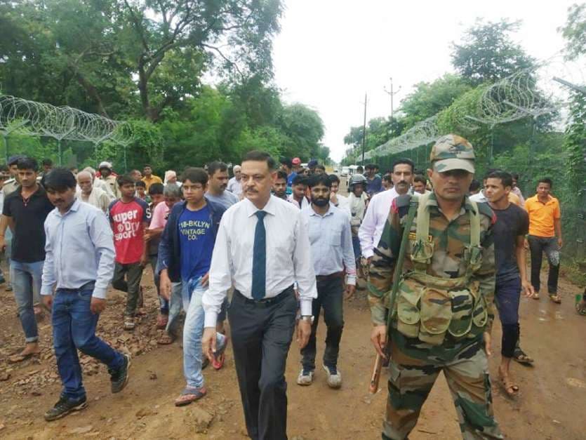 ग्वालियर मुरार स्थित हुरावली ग्राम की सडक को लेकर लोग उतरे सडको पर किया चक्काजाम