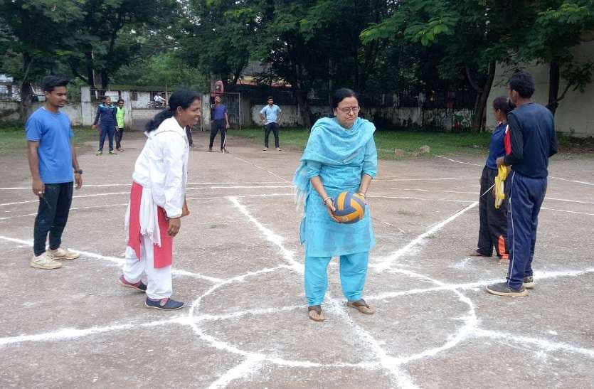 Photo Gallery :  अंतर्राष्ट्रीय वृध्दजन दिवस पर मंत्री अनिला भेडिय़ा ने किया 320 बुजुर्गों का सम्मान