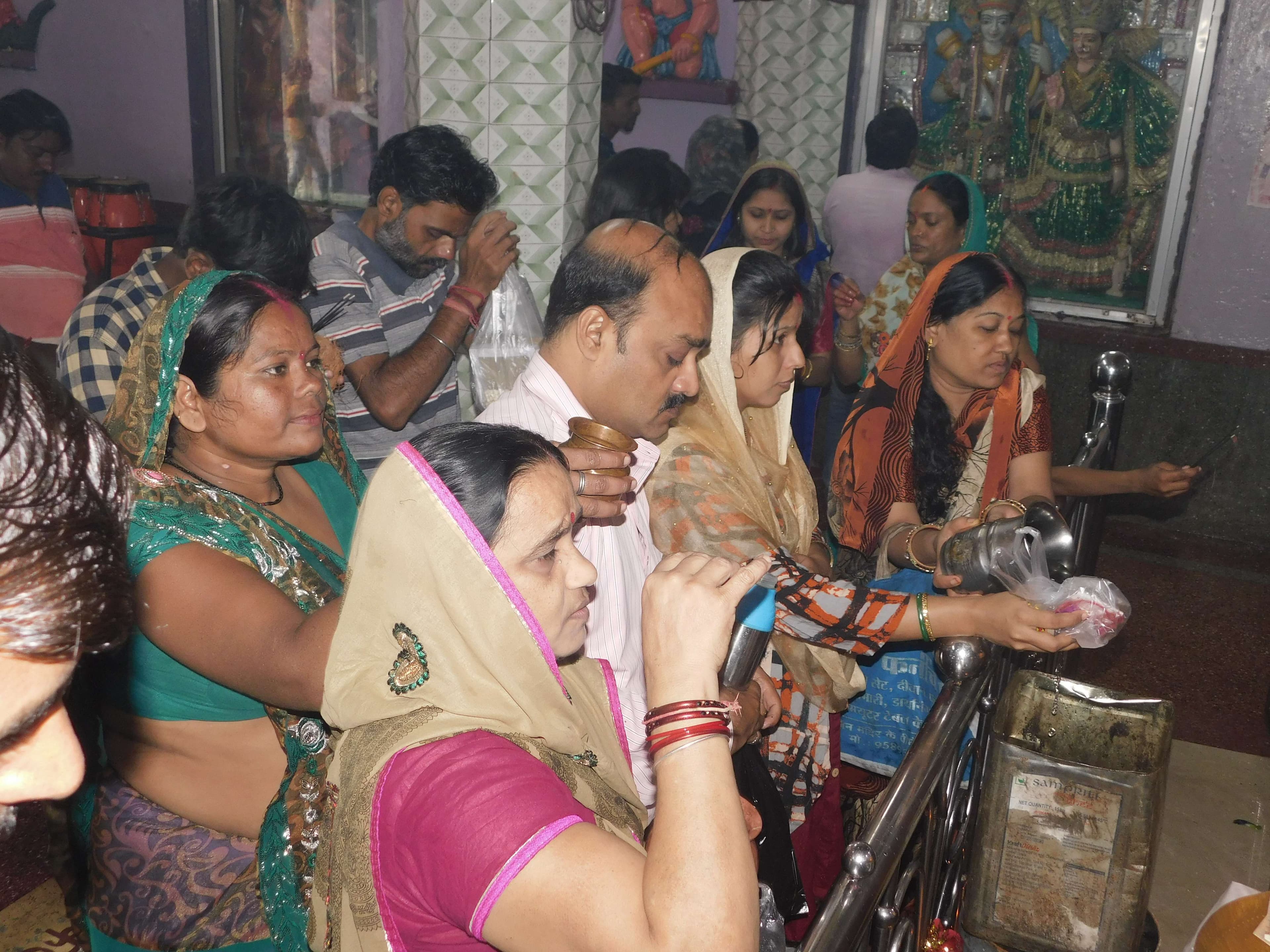 Crowds of devotees gathered to offer water to Mata Rani on the auspic