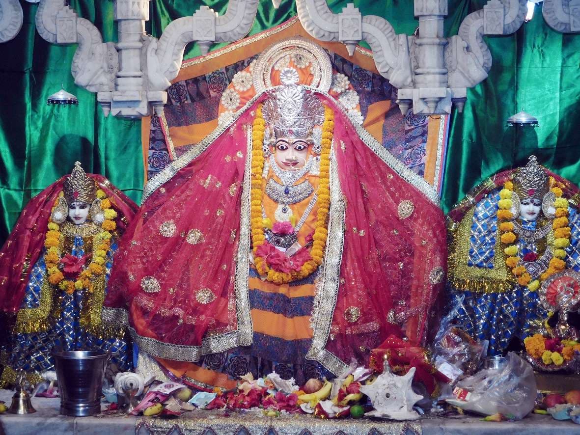 Crowds of devotees gathered to offer water to Mata Rani on the auspic