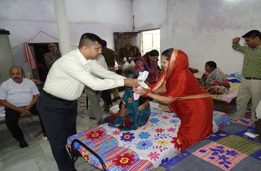 SSP distributed Diwali happiness in orphanage and old age home