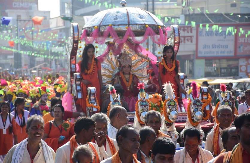 रथ पर गायत्री माता की जीवंत झांकी। 