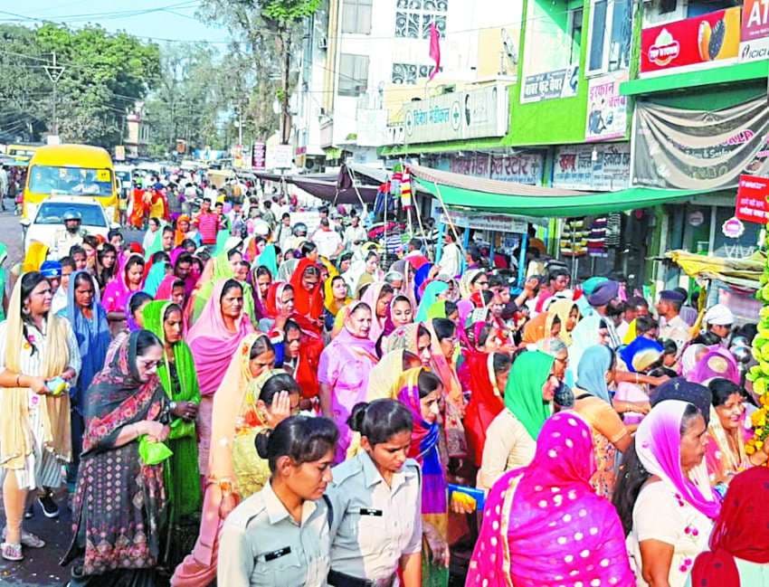 Wreath on Panchpavya in Prabhatferi, a city buzzed with Shabad Kirtan