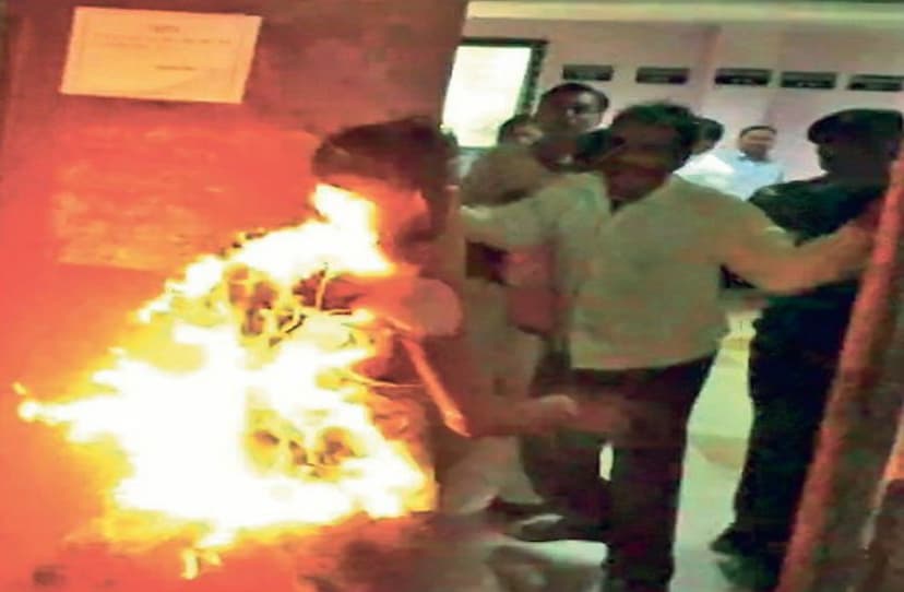 youth dead set fire in jansunwai at gwalior 