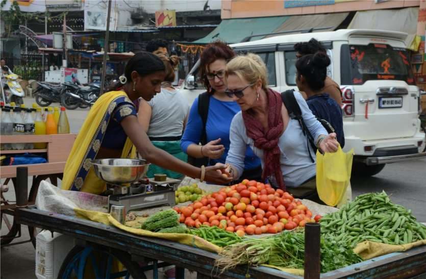 Foreign girl likes Ujjain's red tomatoes and green peas