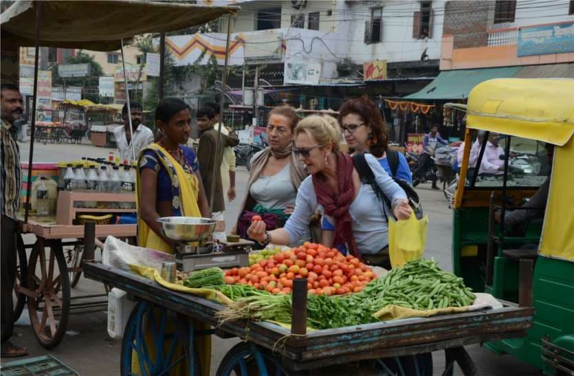 Foreign girl likes Ujjain's red tomatoes and green peas