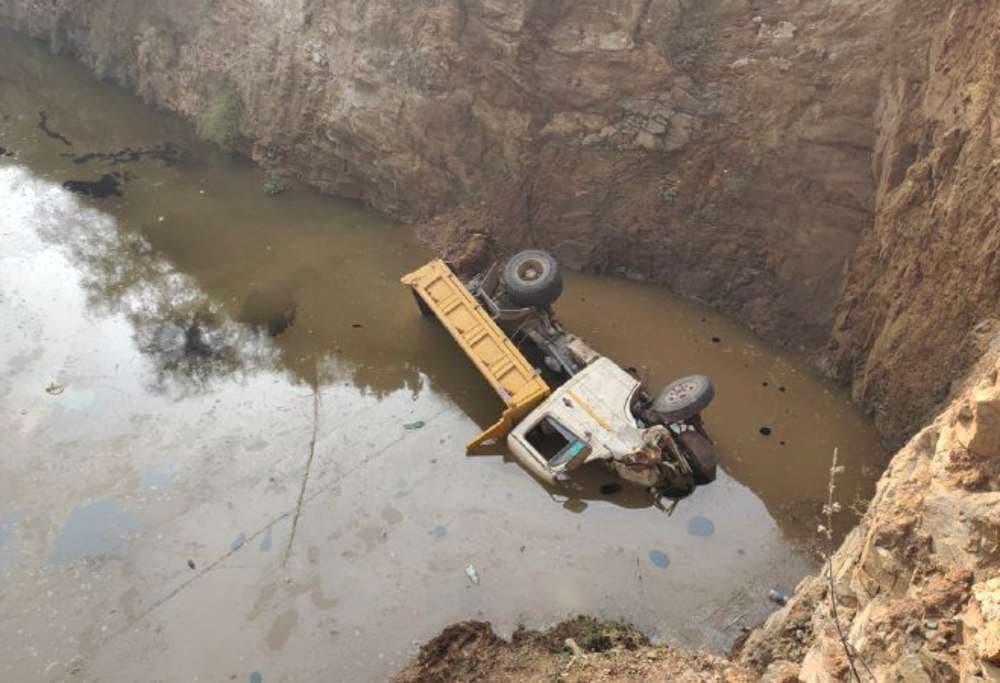 अनियंत्रित मिनी ट्रक नहर में गिरा, आज तक नहीं देखा होगा ऐसा हादसा