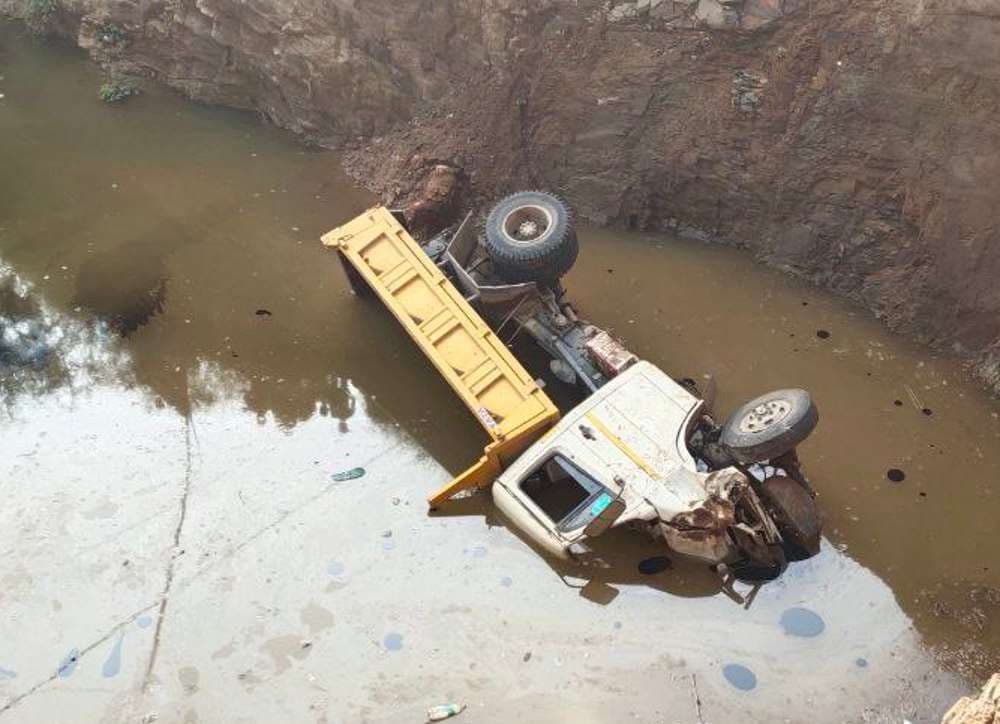 अनियंत्रित मिनी ट्रक नहर में गिरा, आज तक नहीं देखा होगा ऐसा हादसा