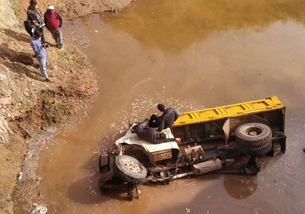 अनियंत्रित मिनी ट्रक नहर में गिरा, आज तक नहीं देखा होगा ऐसा हादसा