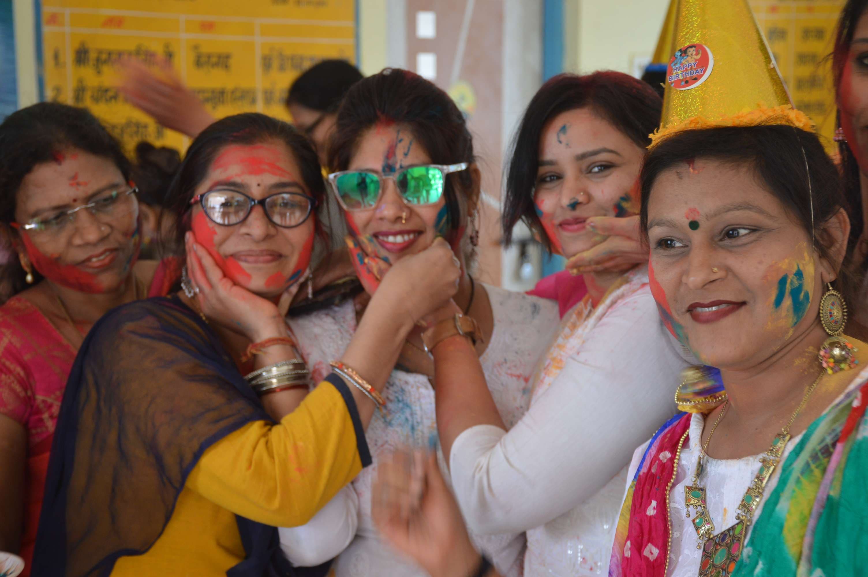 Women played Holi fiercely in Holi meeting