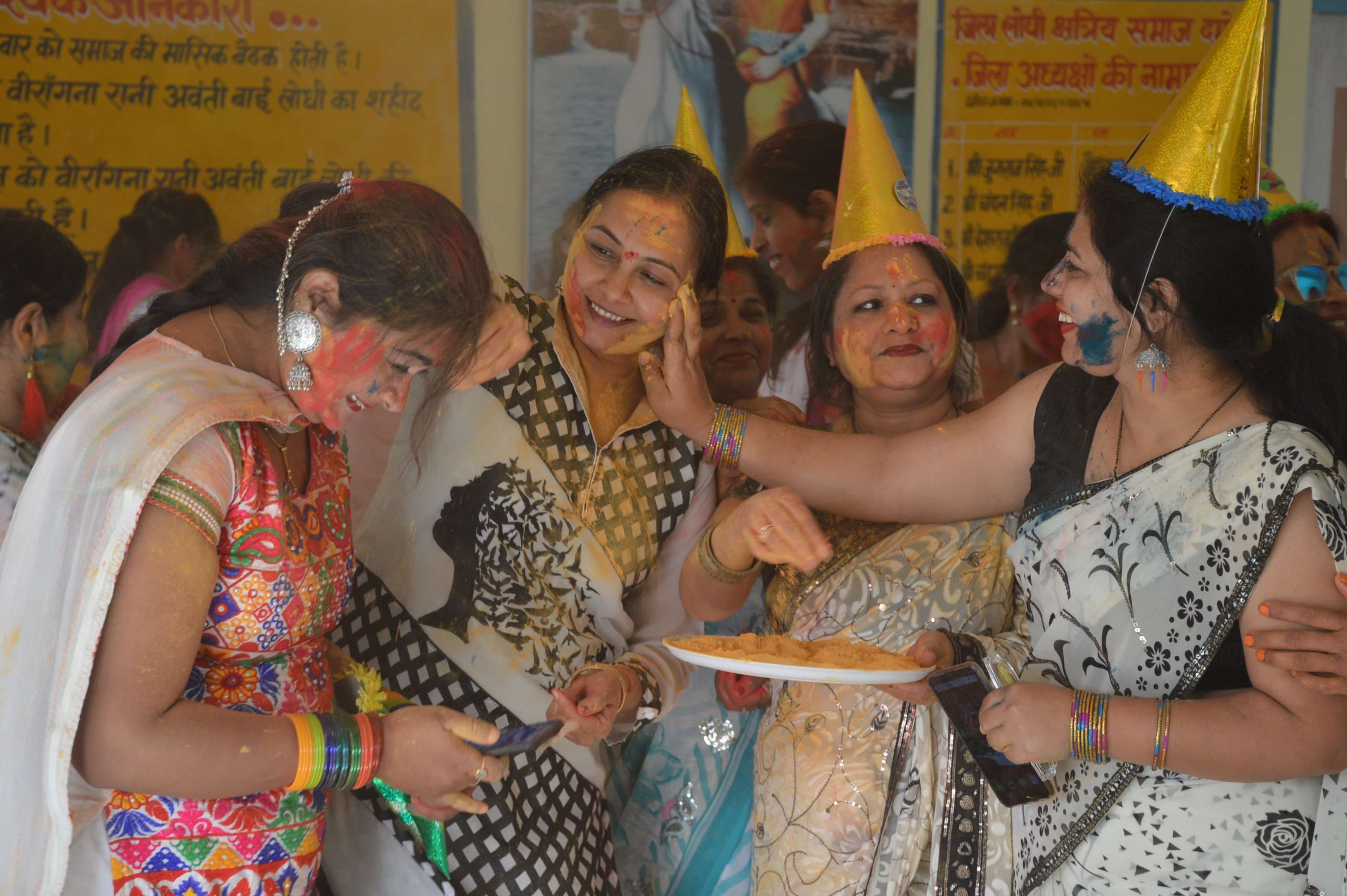 Women played Holi fiercely in Holi meeting