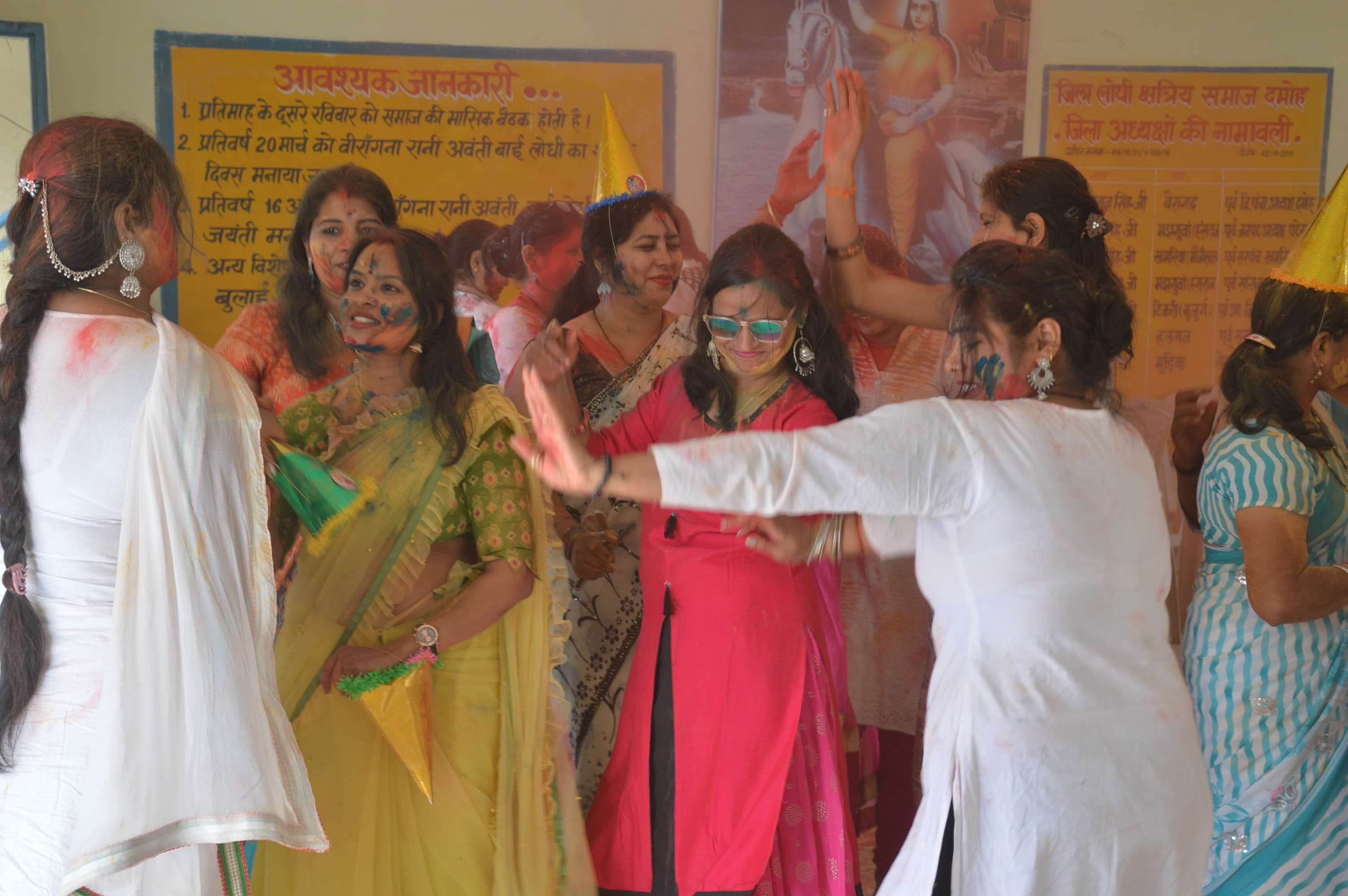 Women played Holi fiercely in Holi meeting