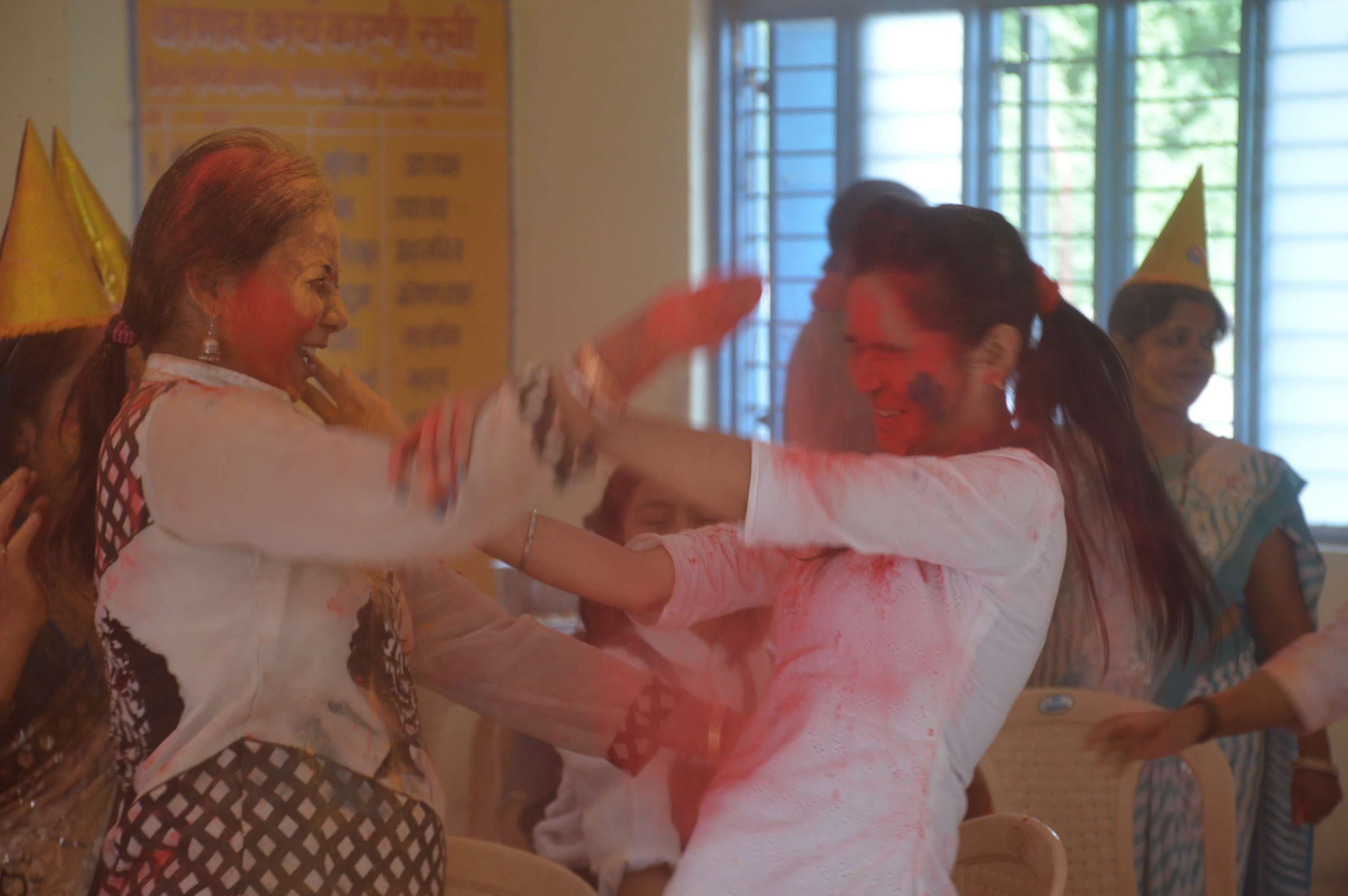 Women played Holi fiercely in Holi meeting