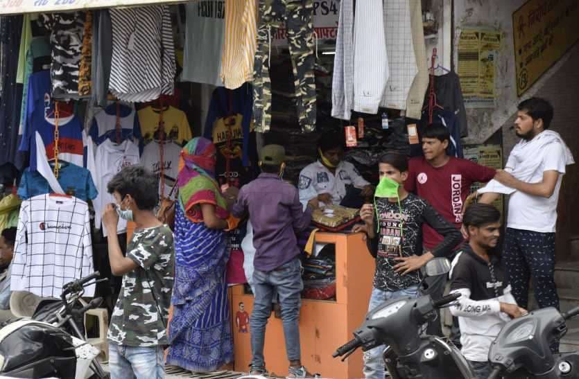 हर रोज बिगड़ रही बाजारों की स्थिति, नहीं रख रहे सोशल डिस्टेंस का ध्यान