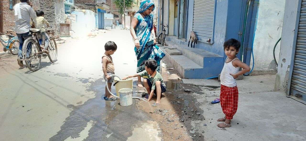 Innocent children, who are suffering from water crisis among the heat of Loo, also help