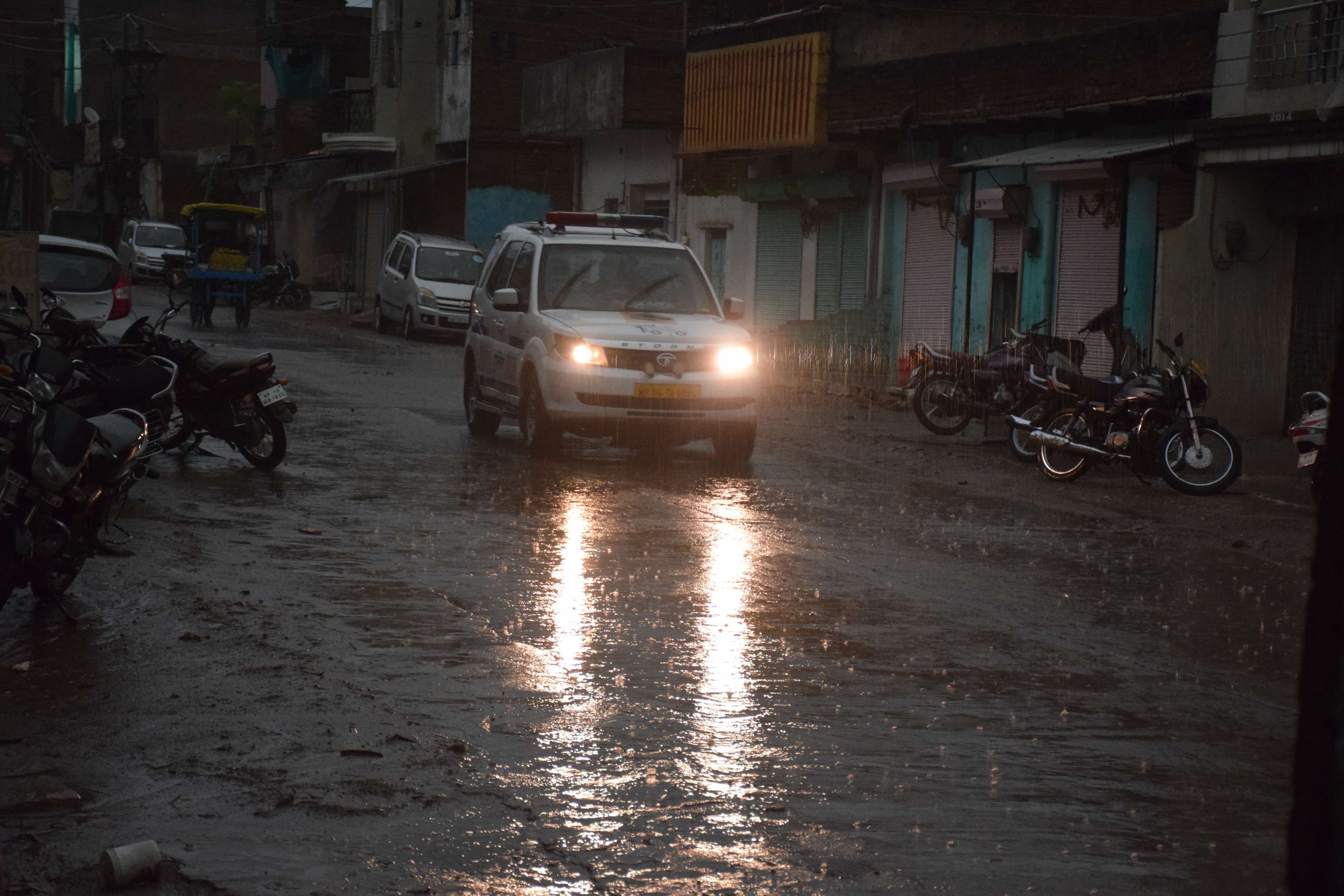 चक्रवाती तूफान बारिश ने कैस मचाई तबाही, देखें इन तस्वीरों में