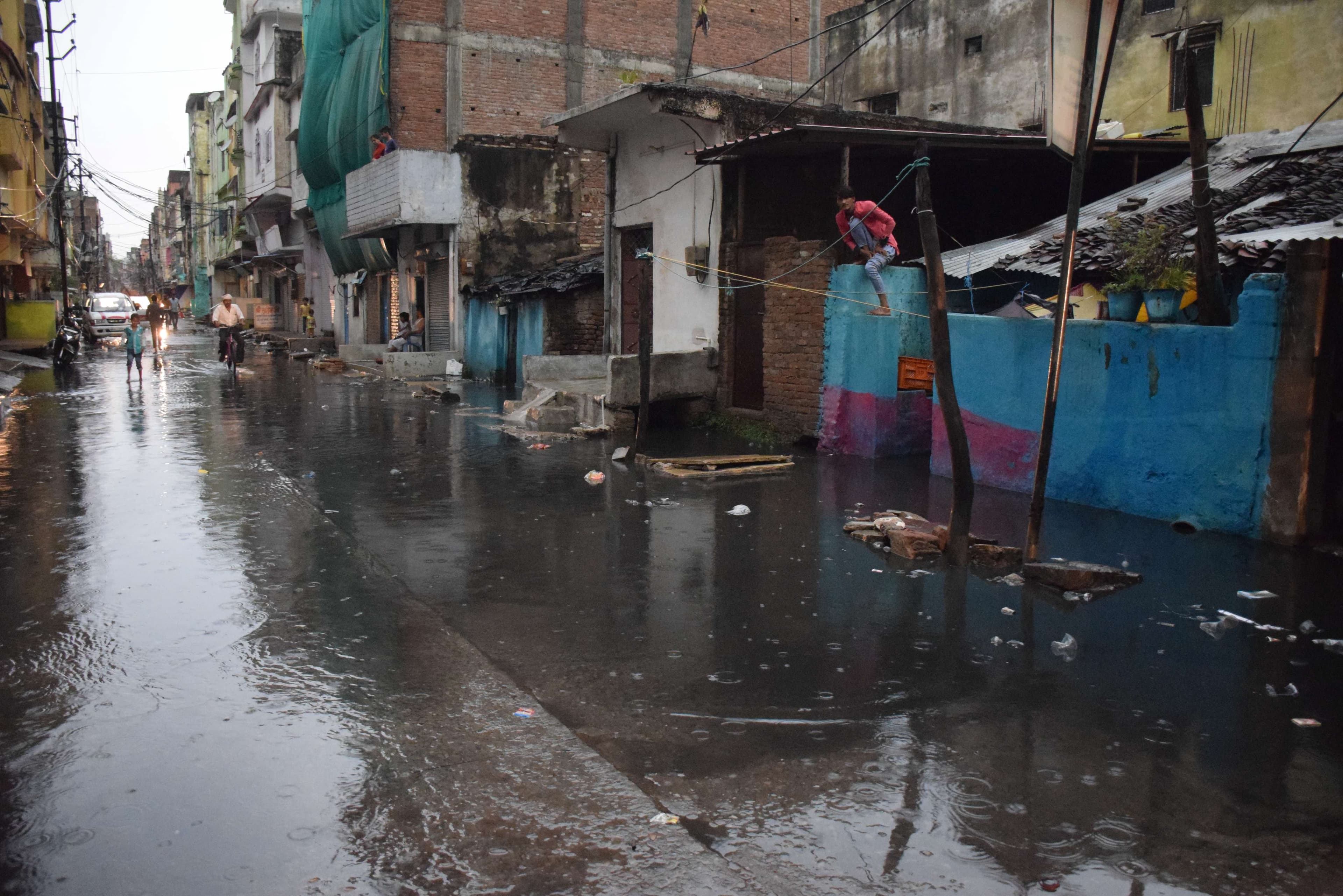 चक्रवाती तूफान बारिश ने कैस मचाई तबाही, देखें इन तस्वीरों में