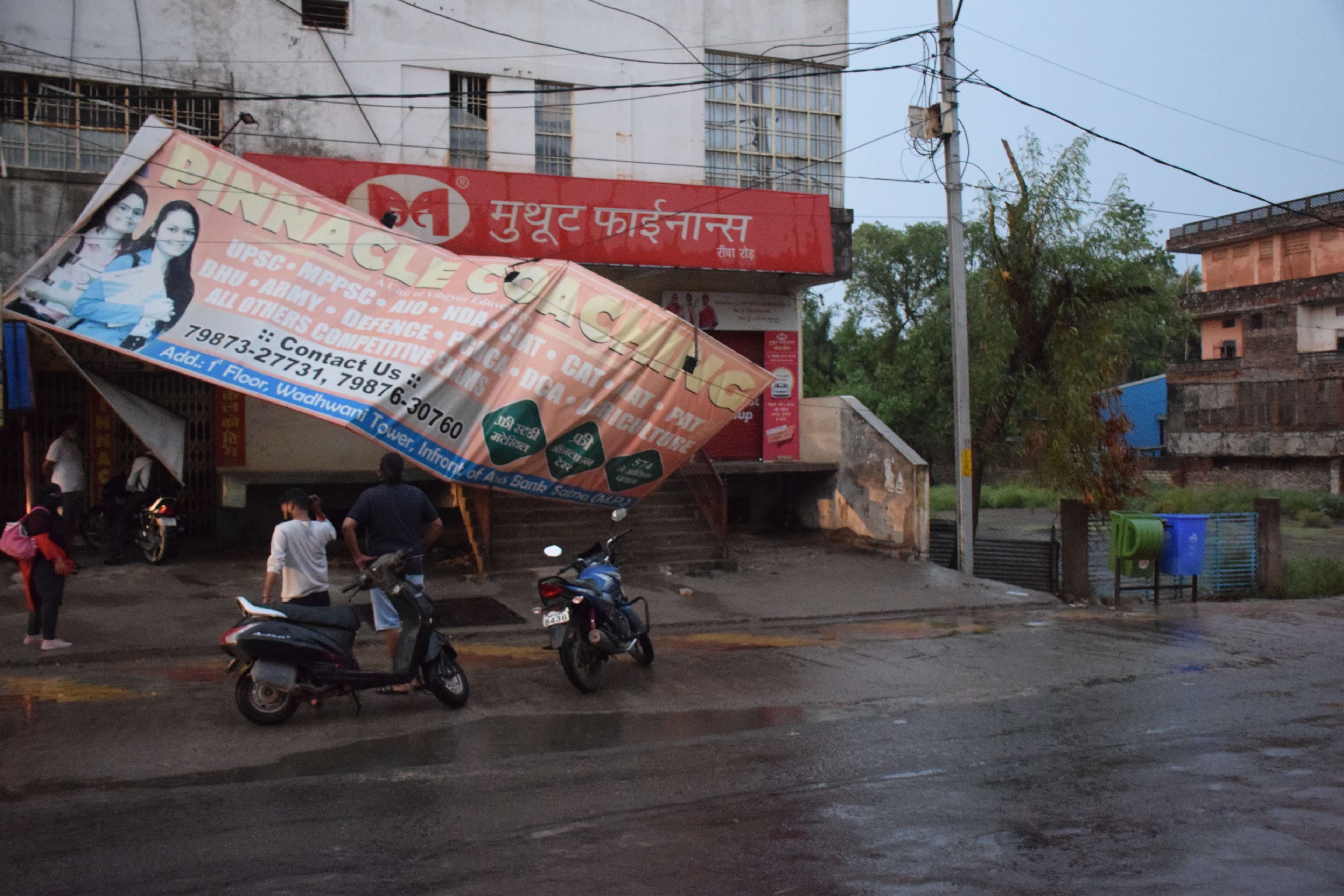 चक्रवाती तूफान बारिश ने कैस मचाई तबाही, देखें इन तस्वीरों में