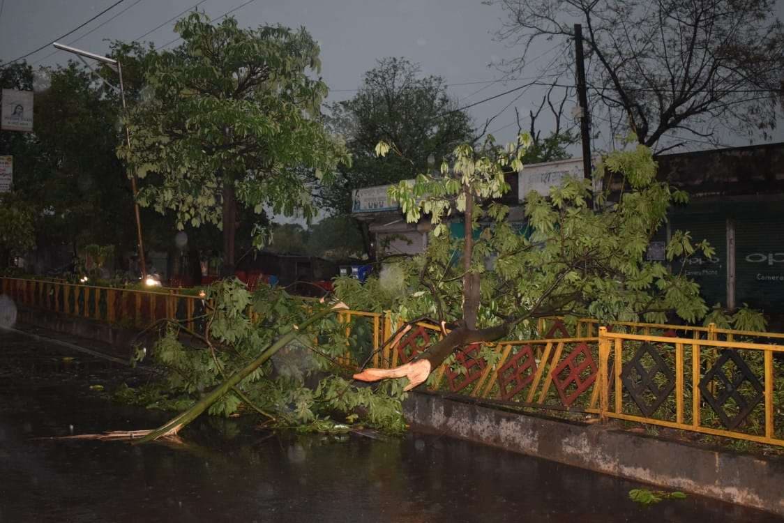 चक्रवाती तूफान बारिश ने कैस मचाई तबाही, देखें इन तस्वीरों में