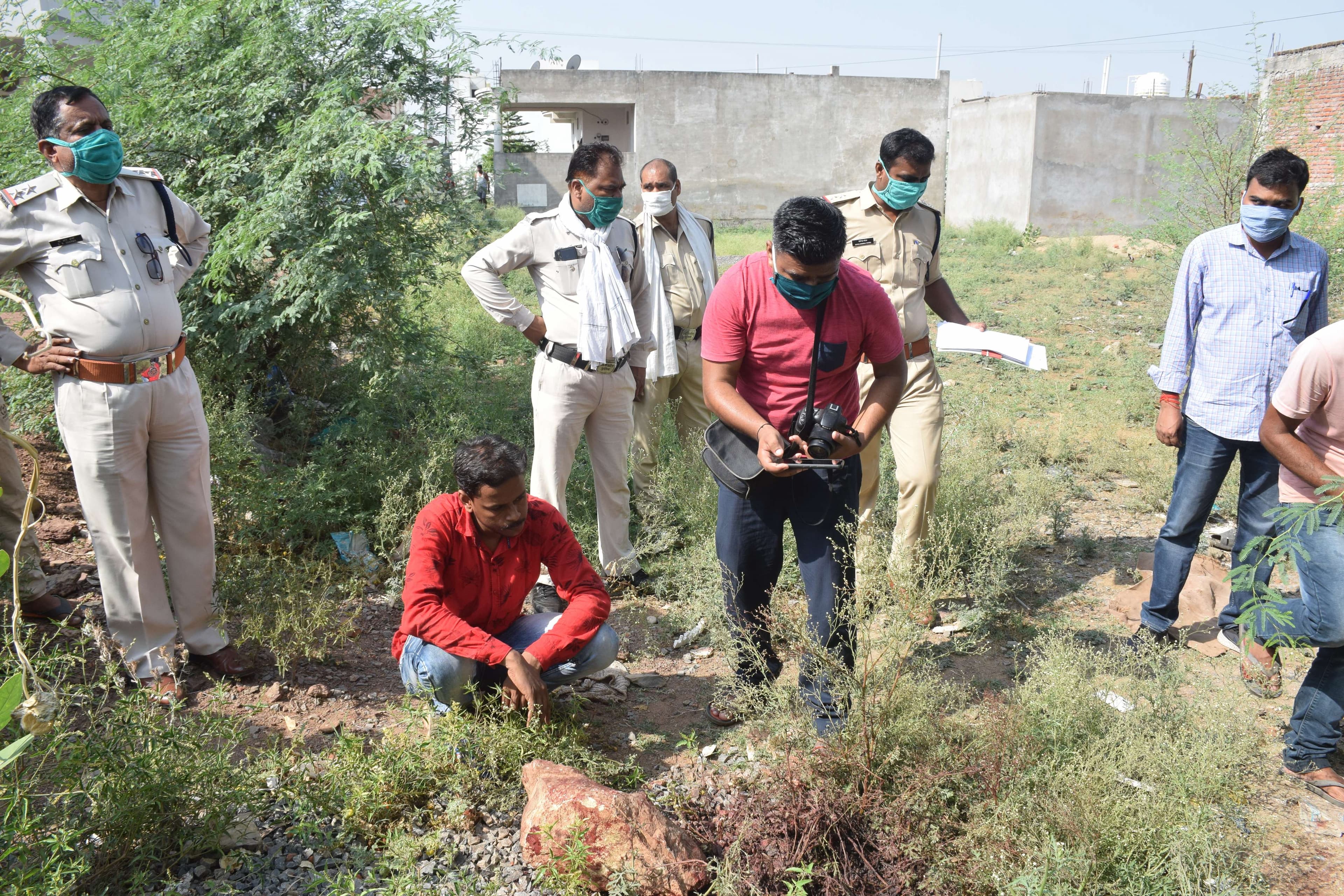 छत से गिरे पटवारी की मौत, जांच में जुटी पुलिस, घटना क्रम की देखें फोटो