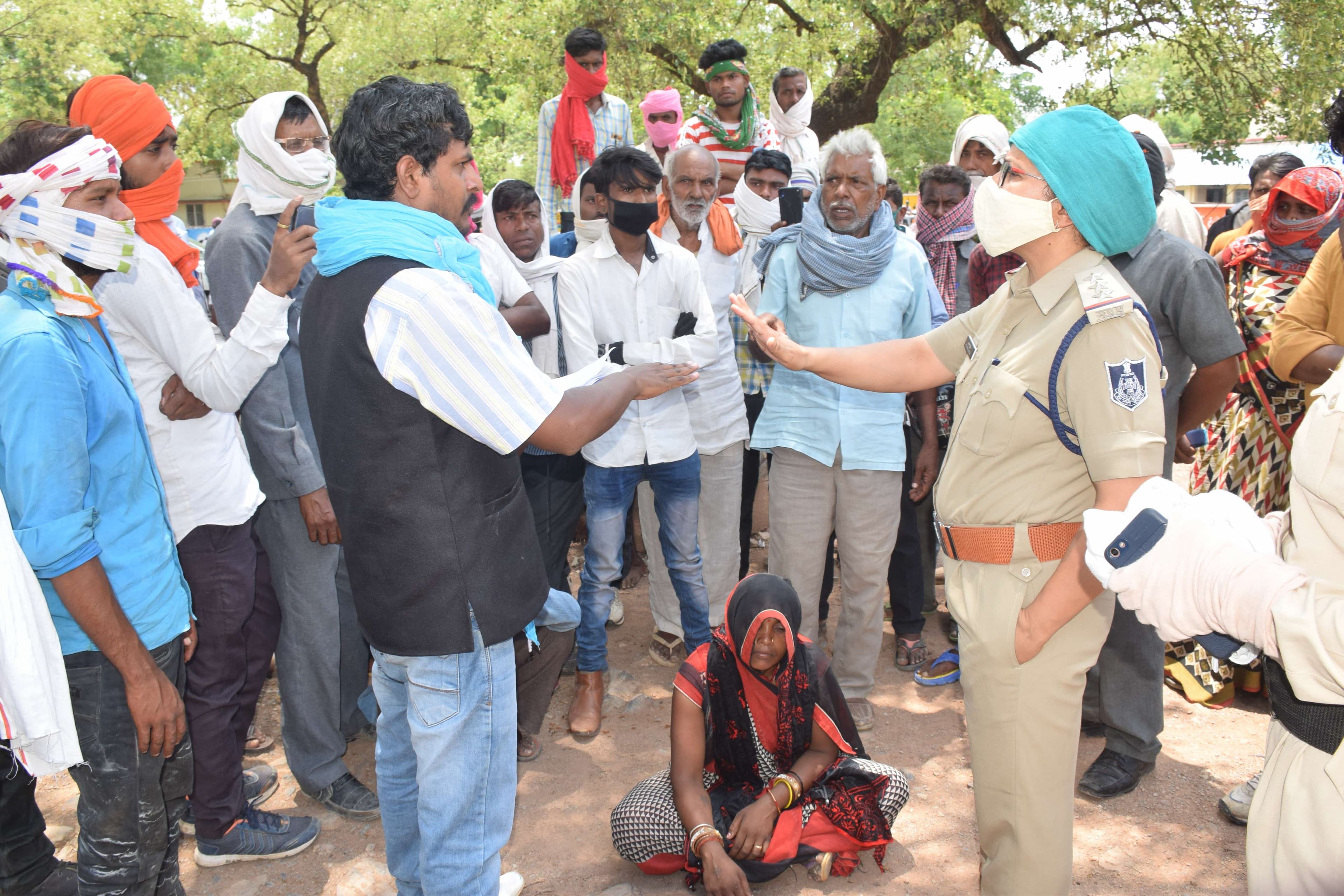 शेड गिरने से मजदूर की मौत, शव लेकर थाने पहुंचे परिजन