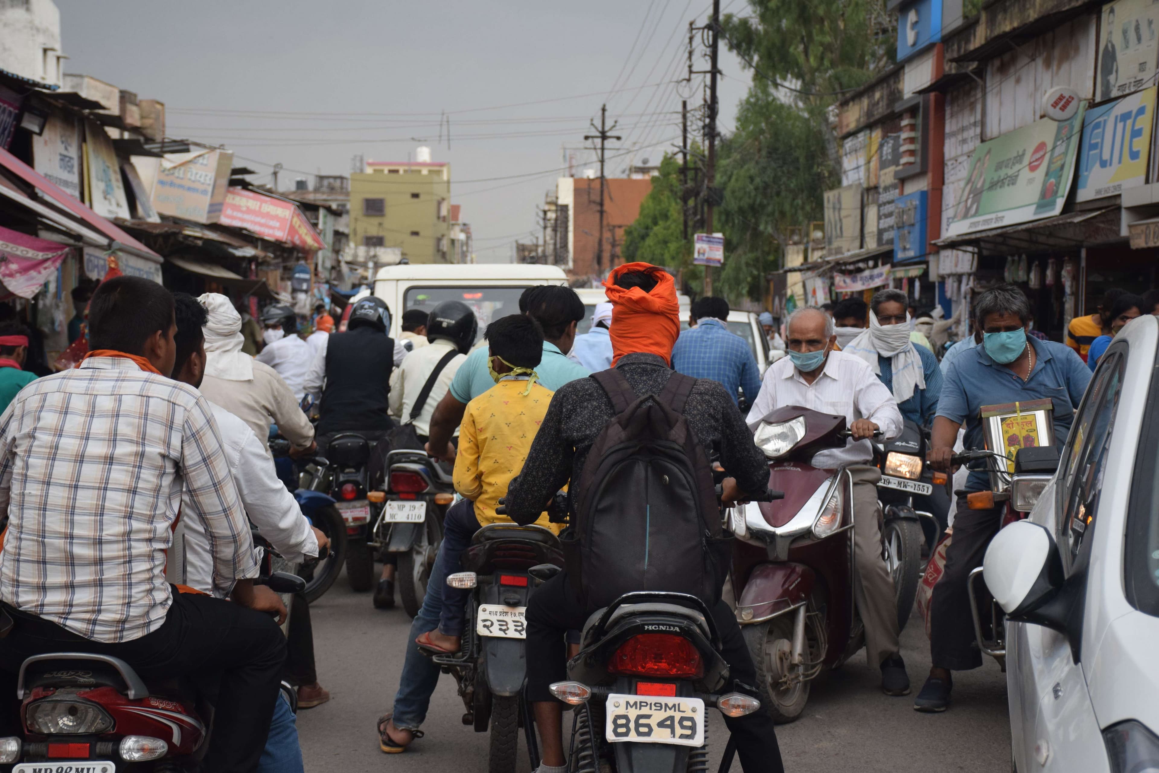 सोशल डिस्टेंसिंग को लेकर बेपरवाह लोग, कोरोना का डर नहीं, देखें फोटो में