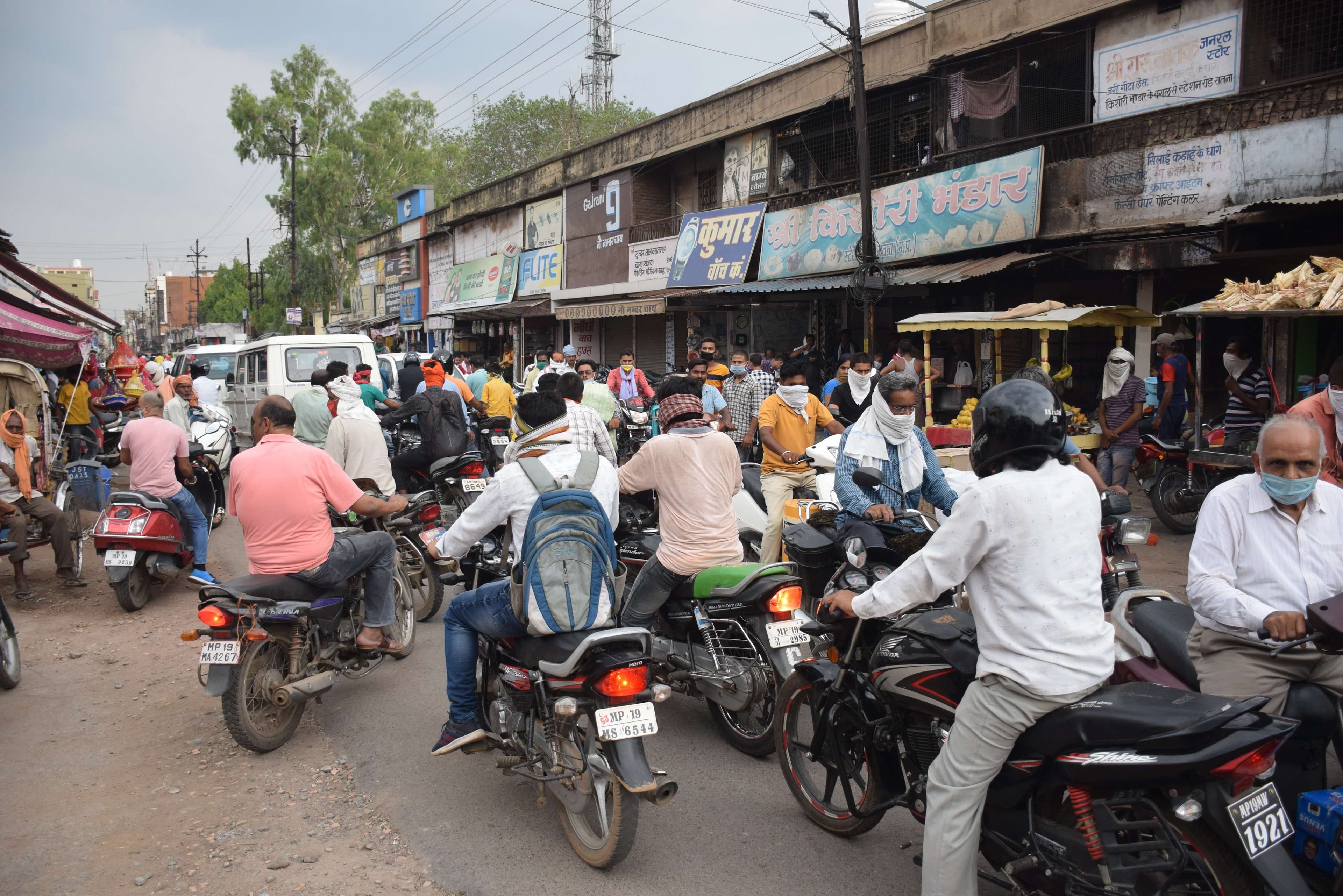 सोशल डिस्टेंसिंग को लेकर बेपरवाह लोग, कोरोना का डर नहीं, देखें फोटो में