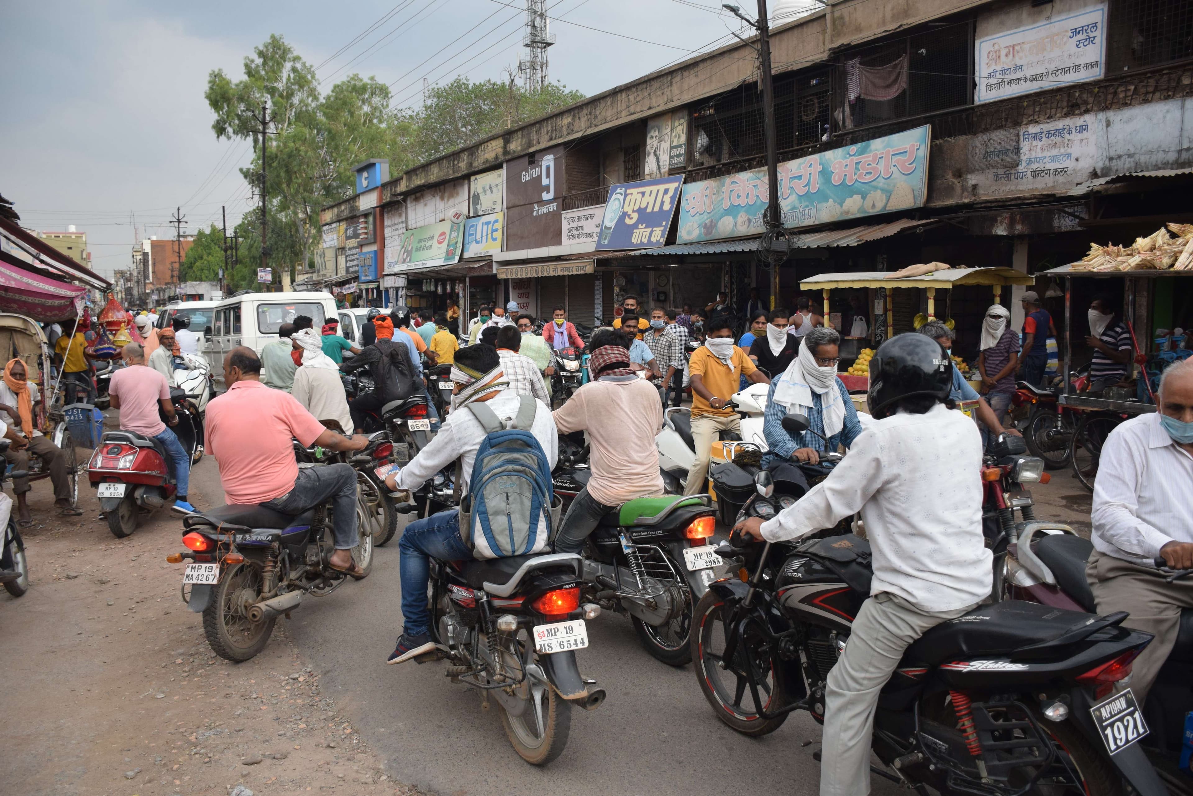 सोशल डिस्टेंसिंग को लेकर बेपरवाह लोग, कोरोना का डर नहीं, देखें फोटो में