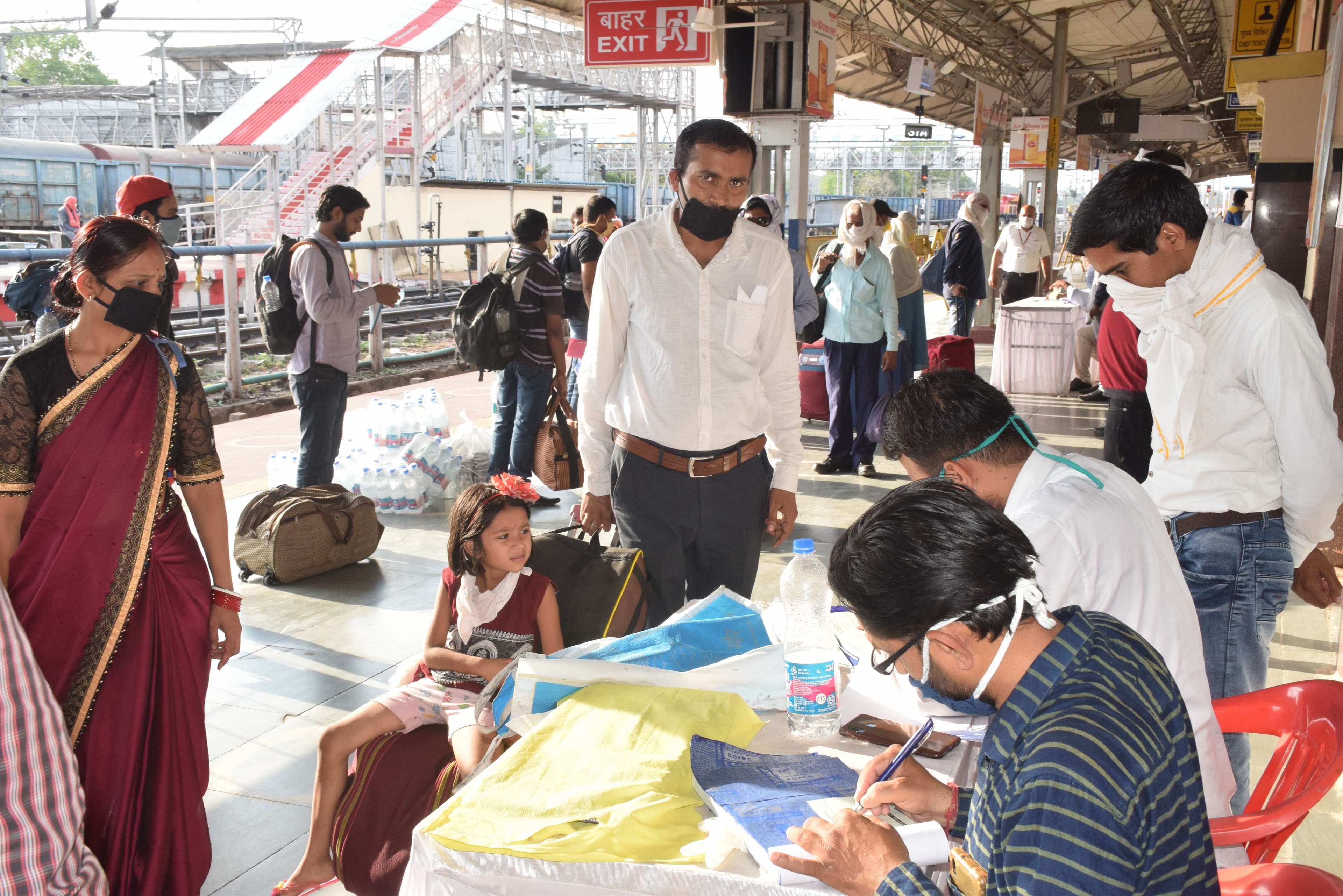 दूसरे दिन जागा स्वास्थ्य महकमा, स्टेशन में शुरू की स्क्रीनिंग