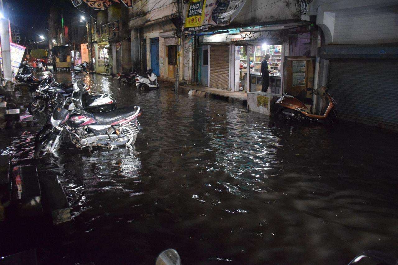 बह गए जल निकाशी के प्रबंध, उतराया शहर, सड़के बनी तालाब