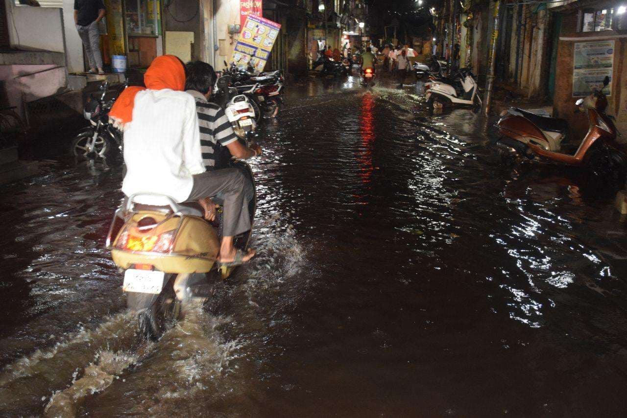 बह गए जल निकाशी के प्रबंध, उतराया शहर, सड़के बनी तालाब