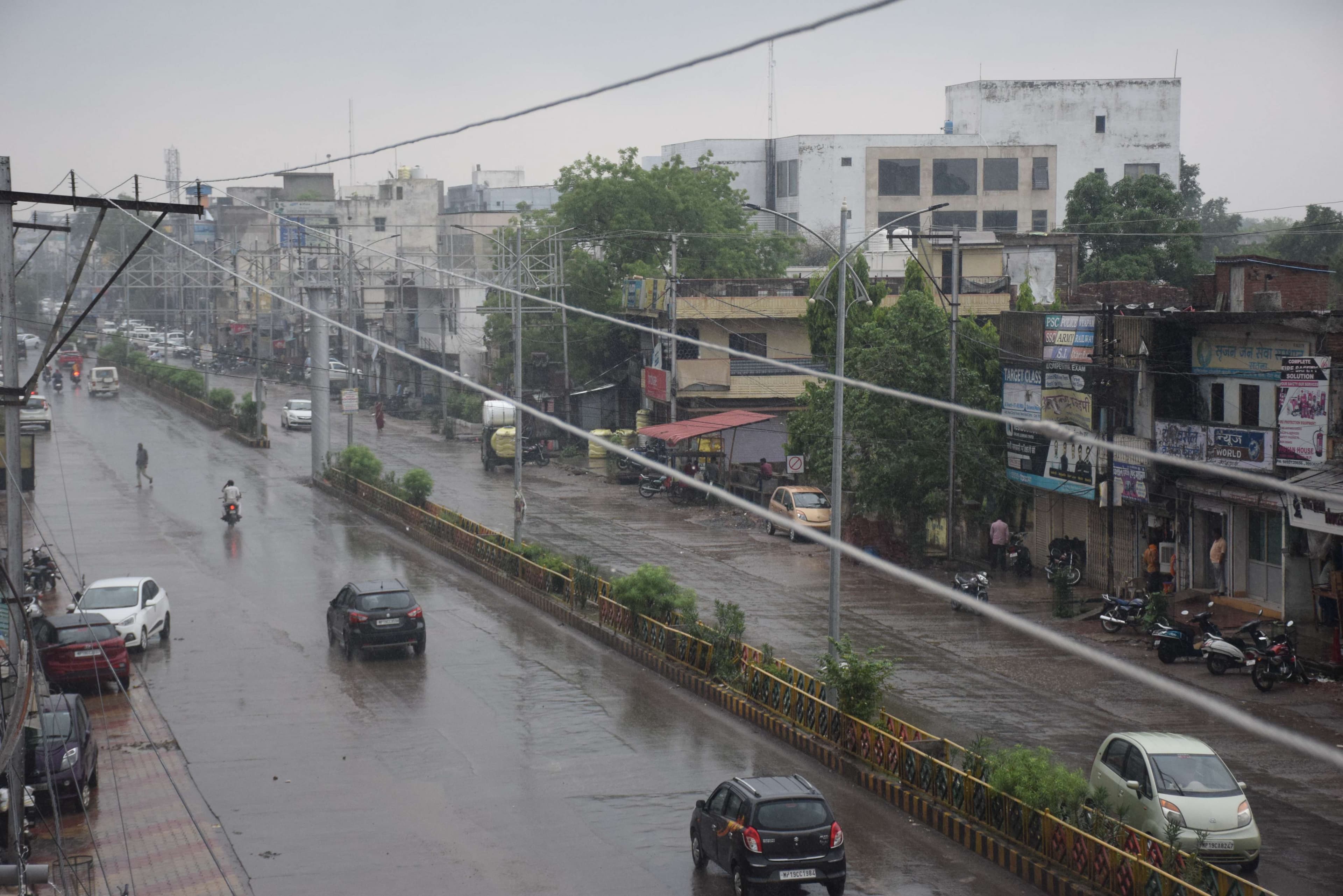 चक्रवाती बारिश से पानी पानी हुआ जिला, देखें फोटो में